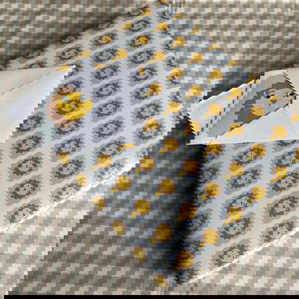 Lion gift wrap Lion gift wrap with a lion card